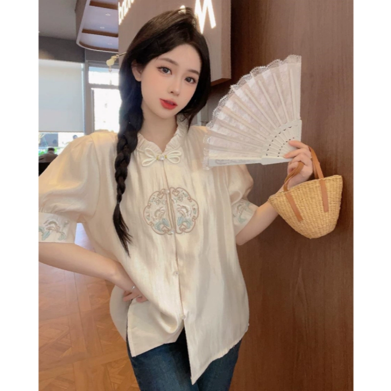 Новая атласная рубашка с короткими рукавами в китайском стиле для женщин, летняя одежда, большие размеры, слегка полная, утягивающий дизайн, топ с вышивкой в ​​китайском стиле.