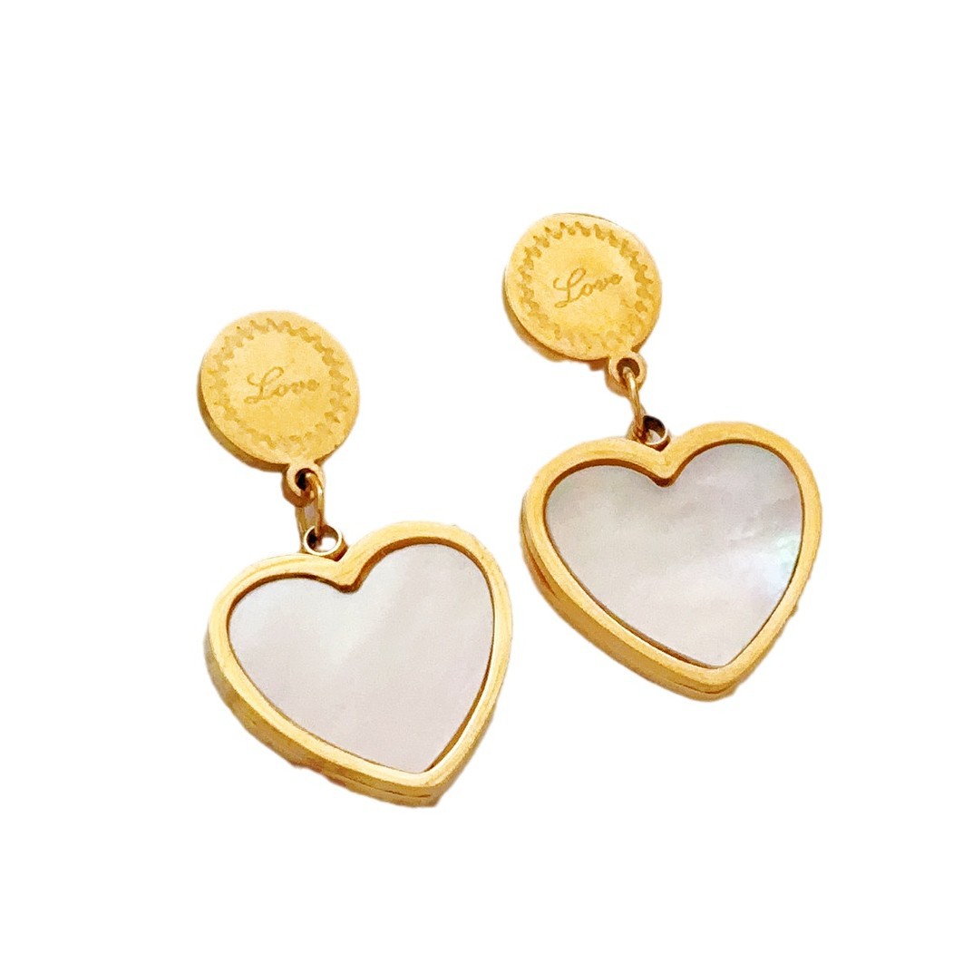 Acero de titanio pequeño simplista dulce amor pernos de orejas de temperamento dorado femenino nuevo estilo de diseño de nicho de viento frío