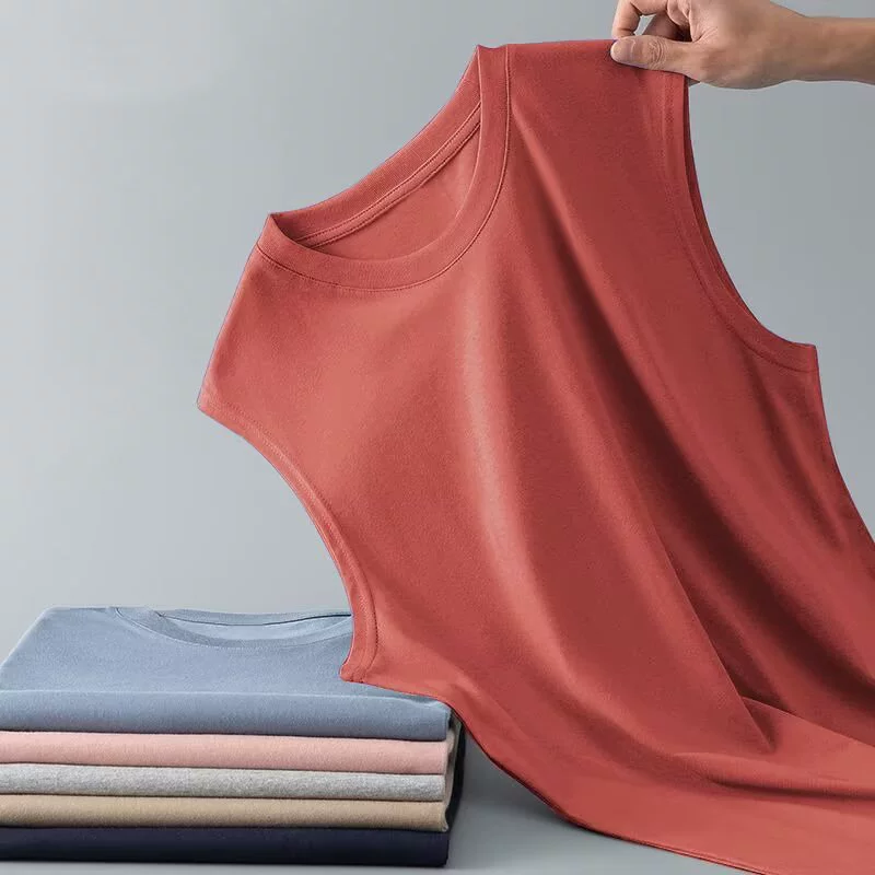 Летние мужчины должны носить сплошной жилет