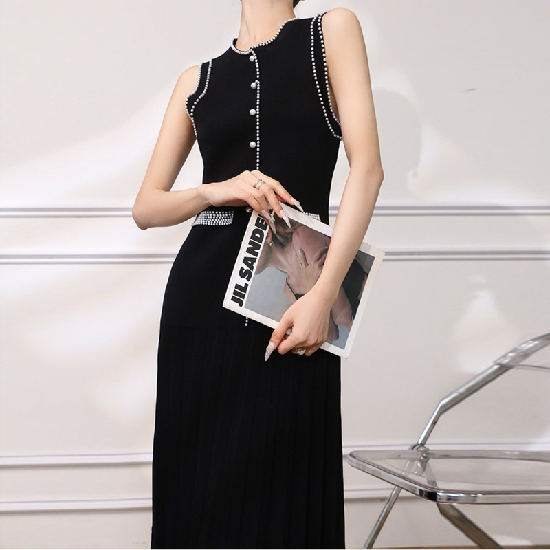 Luxuriöses Strickkleid Mit Perlenbesatz Und Hohem Schlitz_voghion.com