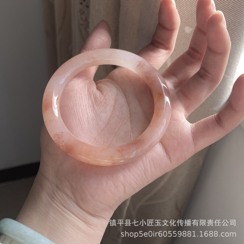 桃の花は天然の玉の腕輪を作ります。|undefined
