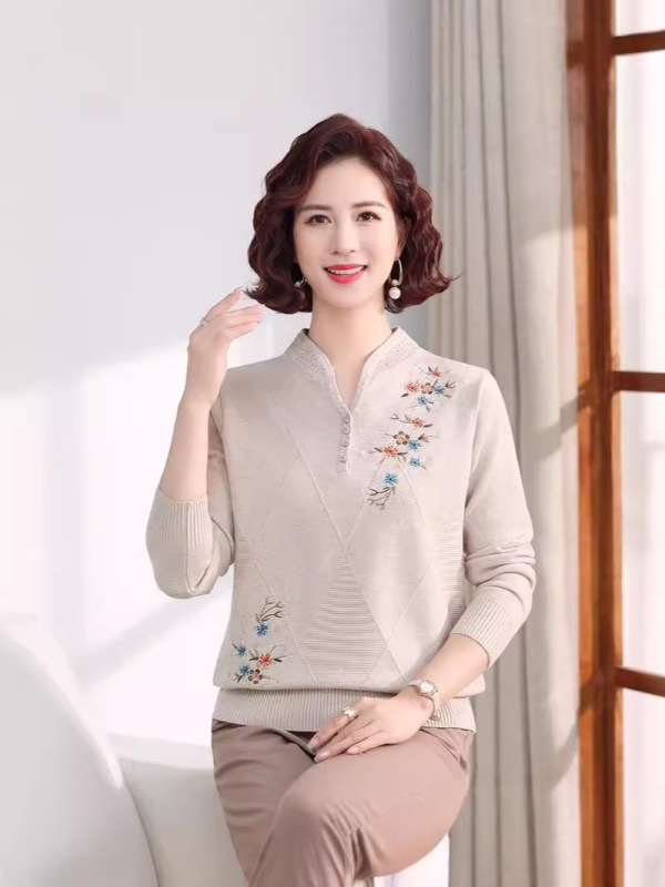 お母さんの秋の新型の洋風のゆったりしているニットの中高年の女性のセーターの春秋服のファッションの刺繍の国風の上着|undefined