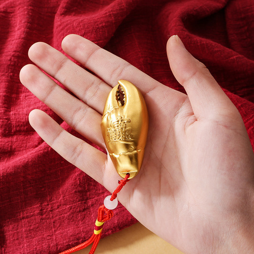 Brass money in hand, creative handpieces, claws in hand, crab claws, hand pendants, copper ornaments, handicrafts, creative products