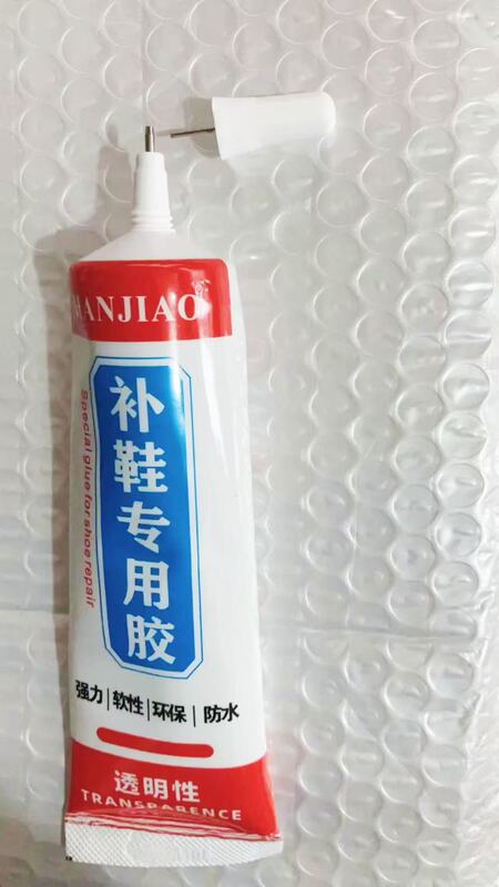 靴の接着剤を補充する専用の接着剤は靴にくっついて硬くならないで白くならないで跡がないで透明な柔らかい樹脂を修復して靴の接着剤を修理します。|undefined
