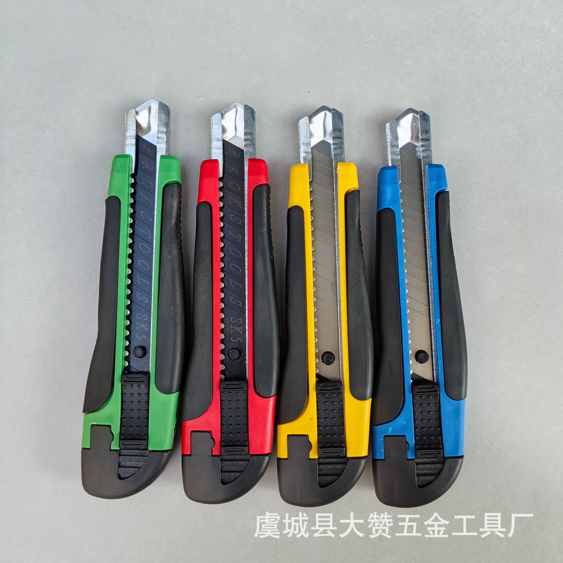 Un cuchillo de arte de regalo (color aleatorio)