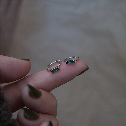 Sleeping without removing emerald cubic stud earrings, simple and elegant, ear bone nourishing ultra mini Japanese style earrings for women