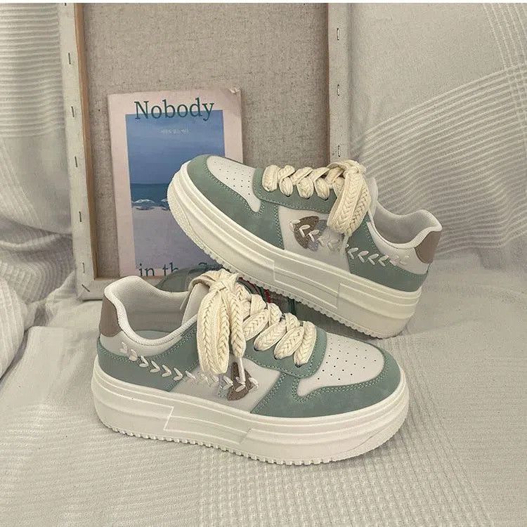 Zapatos de mujer orejas de trigo 2023 nuevos zapatos versátiles de Otoño de fondo grueso zapatos blancos casuales ventas directas de fábrica de las mujeres