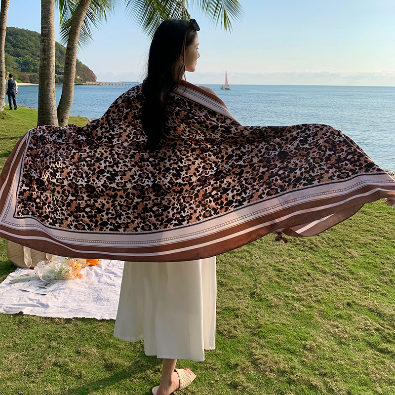 Lujo ligero estilo europeo y americano estampado de leopardo playa viajes Toalla de playa protección solar chal algodón y lino de las mujeres sienten bufanda de seda