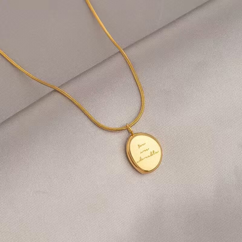 女性用ゴールデンチタン鋼ネックレス、色あせしない、軽い高級ニッチ鎖骨チェーンジュエリー、ハイエンド、多用途、ファッショナブルなネックレス|undefined