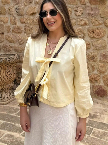 summer shirt for leisure with bow with a round collar