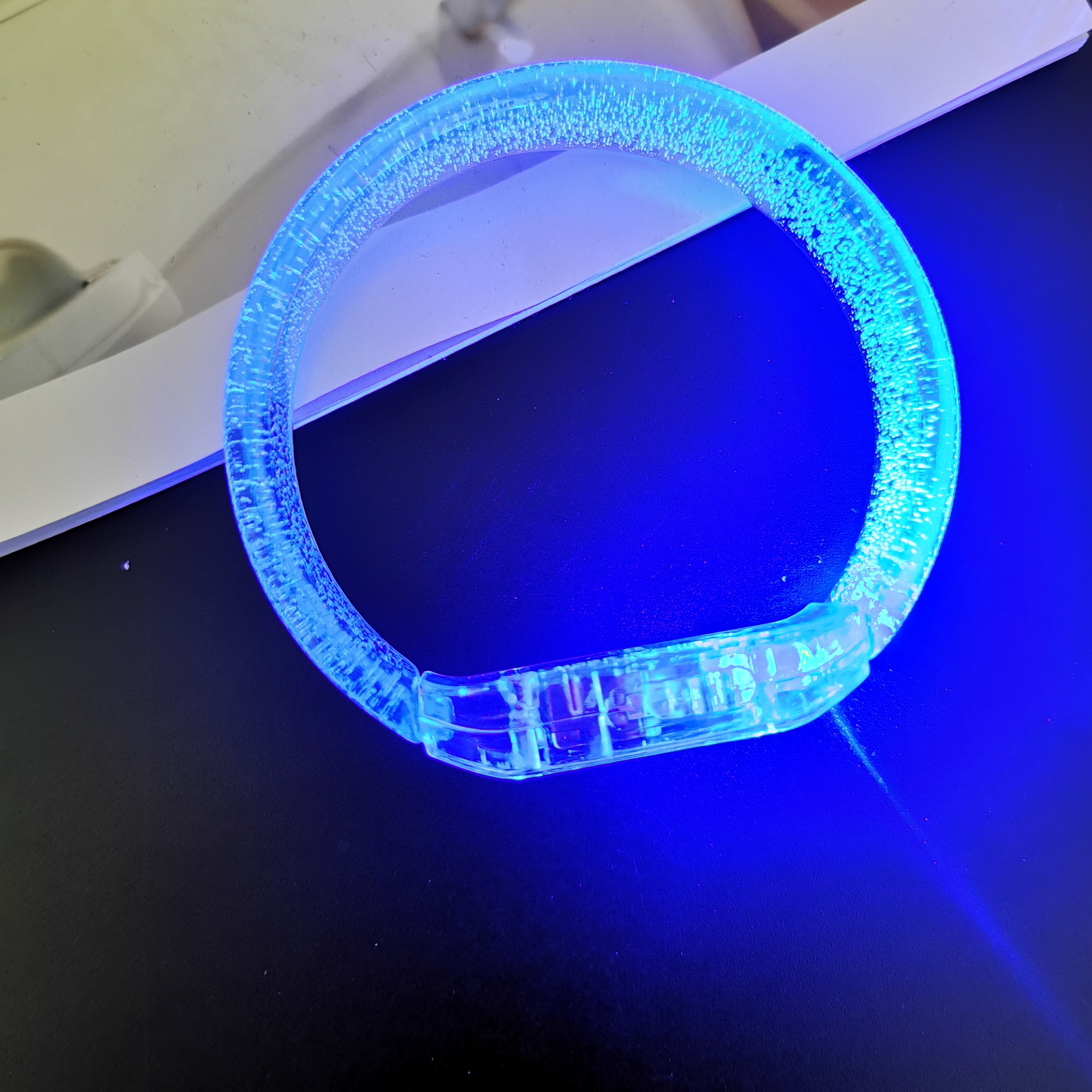 Pulsera azul ancha