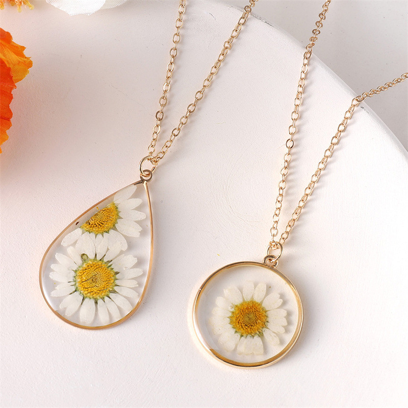 15g Weight Resin Pendant Material Pendant Necklace Classification Alloy Chain Material 1 Piece Quantity Casual Occasion Alloy, Resin Material Flower Pattern Unisex Gender Plating Design Pastoral, Simple Style Style Pastoral Simple Style Flower Alloy Resin Wholesale Pendant Necklace 12