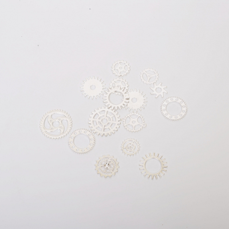 15개의 은색 기어—0x0cm