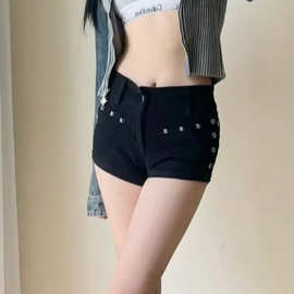 黑色铆钉低腰牛仔短裤女夏季辣妹ins潮小众装饰修身显瘦外穿热裤