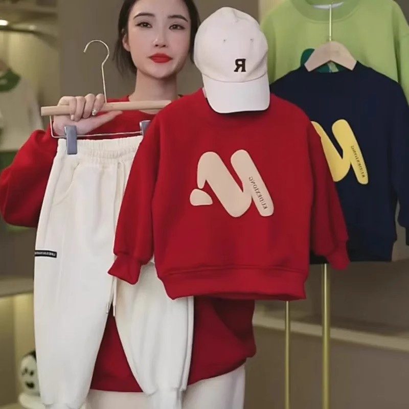 En stock 2023 nueva ropa roja para padres e hijos Otoño e Invierno suéter de cuello redondo una familia de tres bocas ropa de cuatro bocas todo a juego decoración del hogar completo