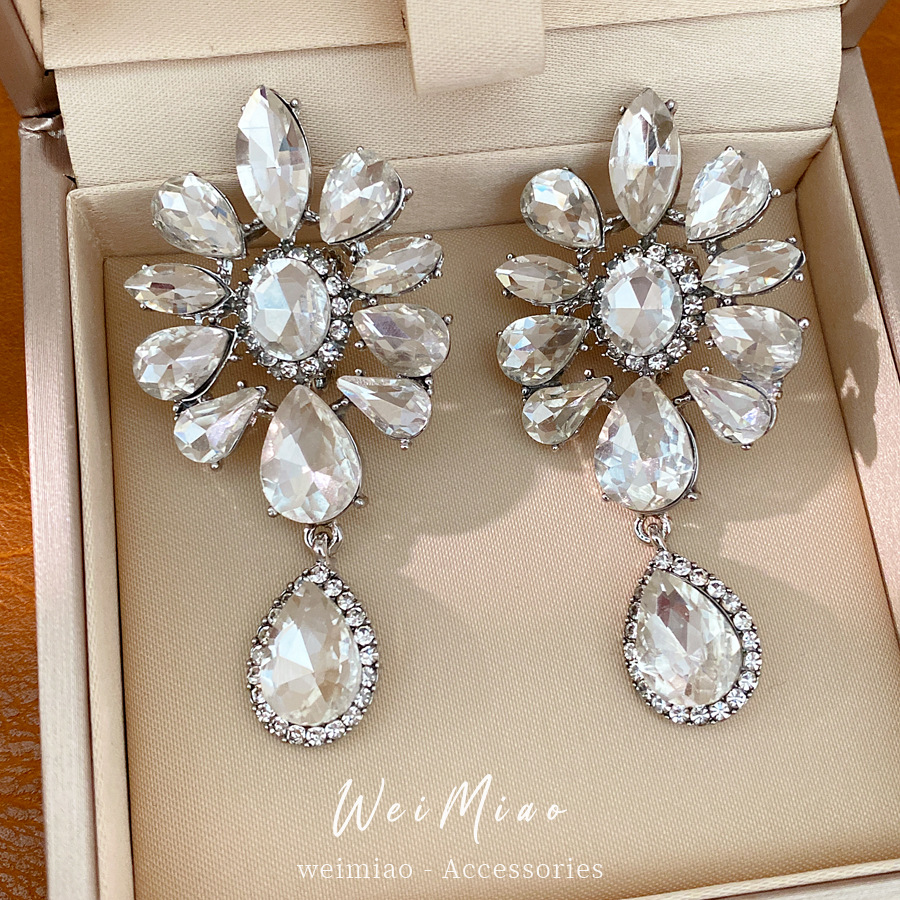 Flores de diamantes en forma de gotas de agua para las orejas de las mujeres sin agujeros de orejas personalidad temperamento delicado pendientes ligero lujo alta sensación de auriculares al por mayor