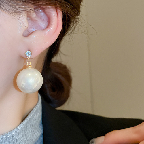 Elegant Earrings with Light Luxury Zirconia Flower Butterfly Pearl Design, Stylish and Sophisticated, High-end Winter French Retro Earrings