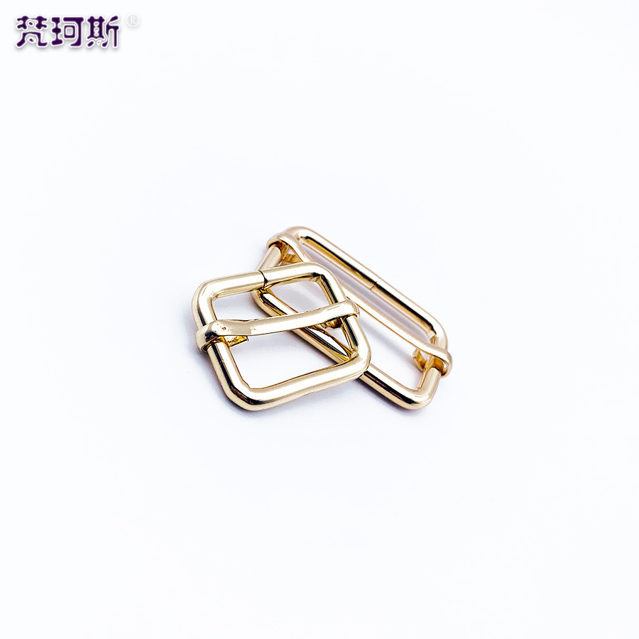Accesorios de ferretería de alta gama en stock: hebilla metálica en D, hebilla ajustable, hebilla de cable de hierro, correa para bolso de mujer, hebilla de tres niveles.