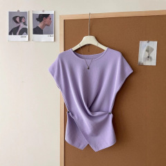 怠惰な感じでクロスサイドのニットtシャツを着ています。女性2025夏の新型の不規則な修身はやせています。