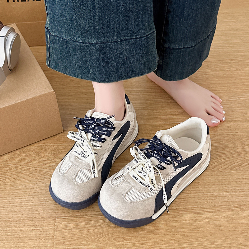 Zapatos de mujer de malla retrógrados ligeros con suela suave mostrando pies pequeños 2026 zapatos deportivos de otoño con cordones dobles con suela gruesa y transpirables zapatos de entrenamiento