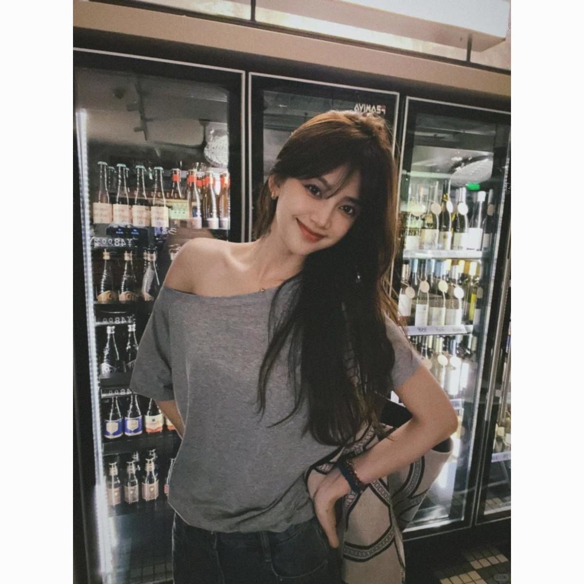Gris perezoso viento de hombro camiseta de mangas cortas para mujeres coreanas cubiertas de carne adelgazante alta camiseta de hombro inclinado dulce picante image 1