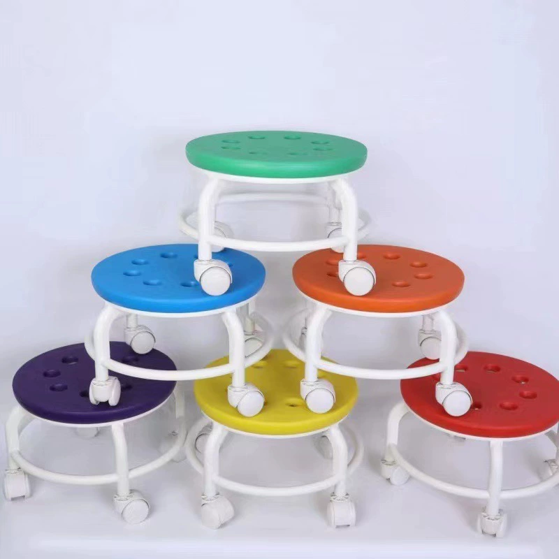 Водонепроницаемый пластиковый низкий табурет с поворотными колесами для домашнего использования, небольшой круглый табурет с колесиками, табурет для чистки швов, многофункциональный табурет для переобувания для детей.