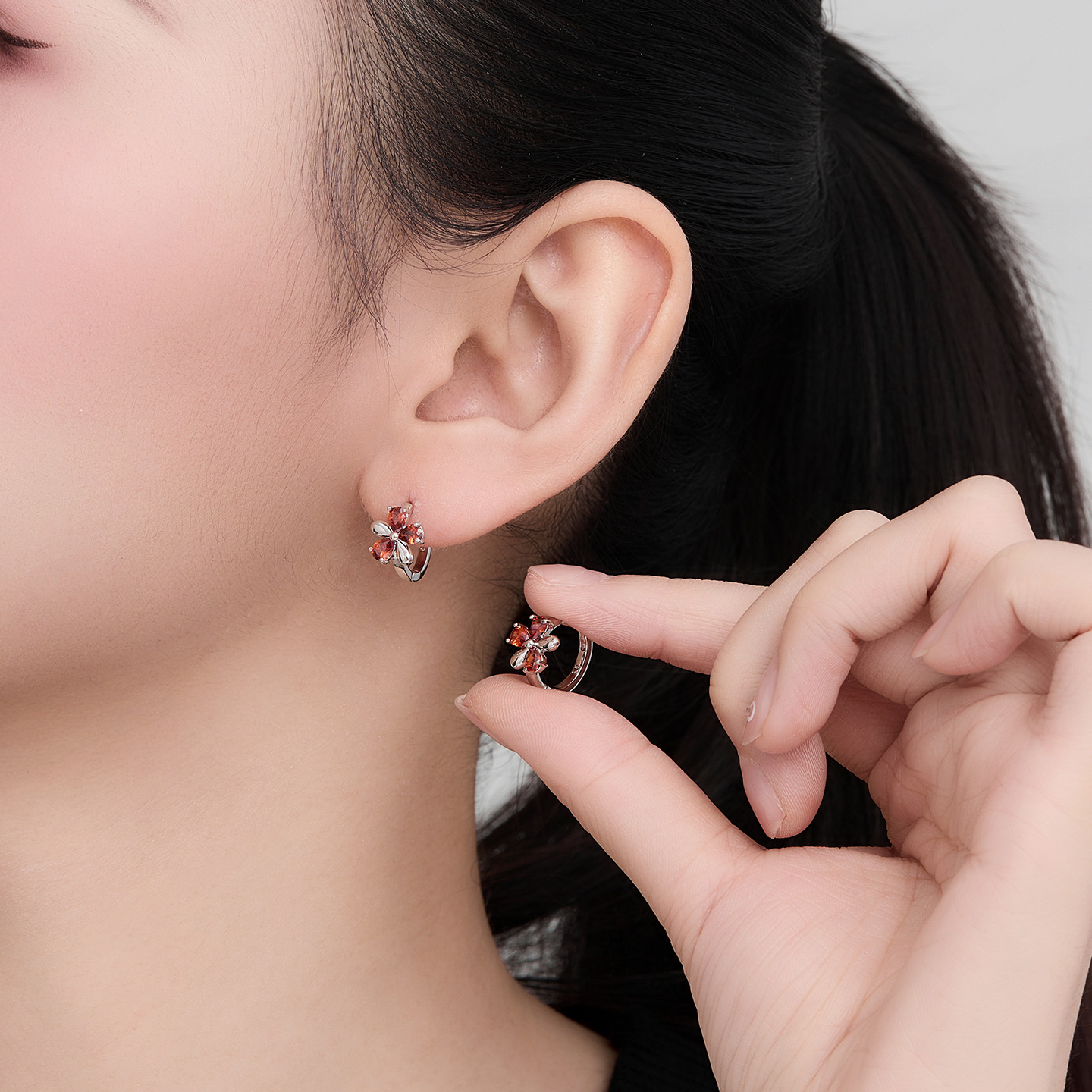 Xuping joyas de moda serie de flores de colores de lujo ligero temperamento de aleación de cobre chapado aretes de aretes blancos aretes al por mayor