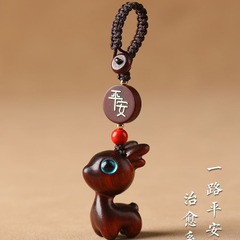 道中檀木小鹿のキーホルダーが可愛い男女カップルの携帯チェーンにペンダントを掛けています。