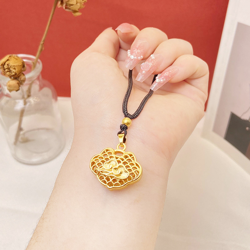 Vietnam arena oro Xiangyun Ruyi cerradura collar hueco tallado negro cuerda adornos vintage aleación de cobre largo tiempo no se desvanece al por mayor