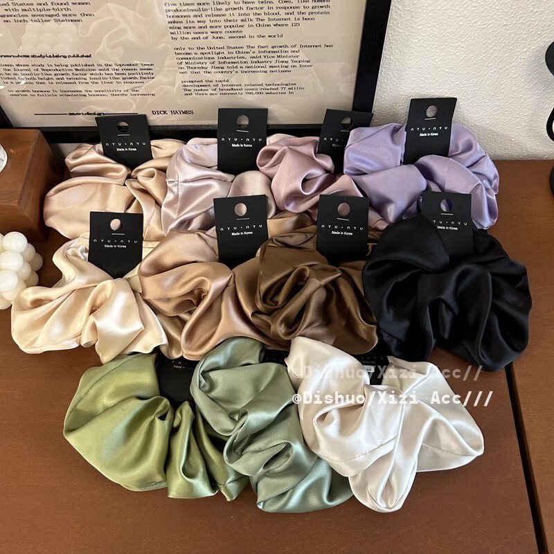 Vintage Oversized 18cm Diameter Satin Scrunchie, Stylish and High-End Hair Tie with a Retro Vibe Vintage Oversized 18cm Diameter Satin Scrunchie, Stylish and High-End Hair Tie with a Retro Vibe