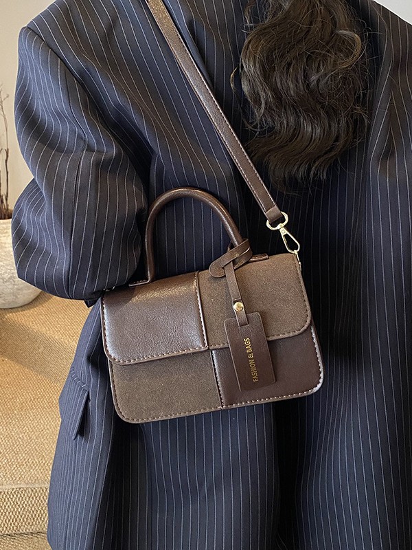 Bolsos de mano de textura alta para mujeres 2025 nueva tendencia europea y americana cruzada retro empalme versátil mochila