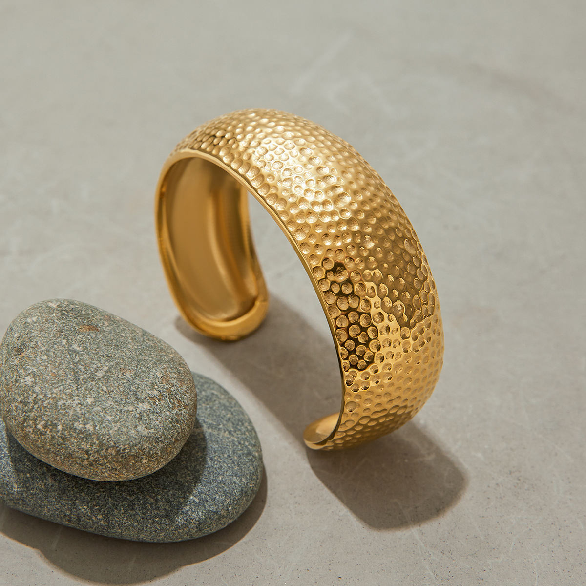 Jeding pulsera de superficie ancha con patrón de martillo de acero inoxidable transfronterizo, joyería que no se desvanece, pulsera de lujo ligero, joyería de mano de acero de titanio