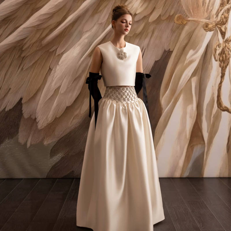 French-style satin two-piece wedding dress, sleeveless short top with diamond-embellished waistband and long skirt with a full hem, vintage light luxury two-piece design French-style satin two-piece wedding dress, sleeveless short top with diamond-embellished waistband and long skirt with a full hem, vintage light luxury two-piece design
