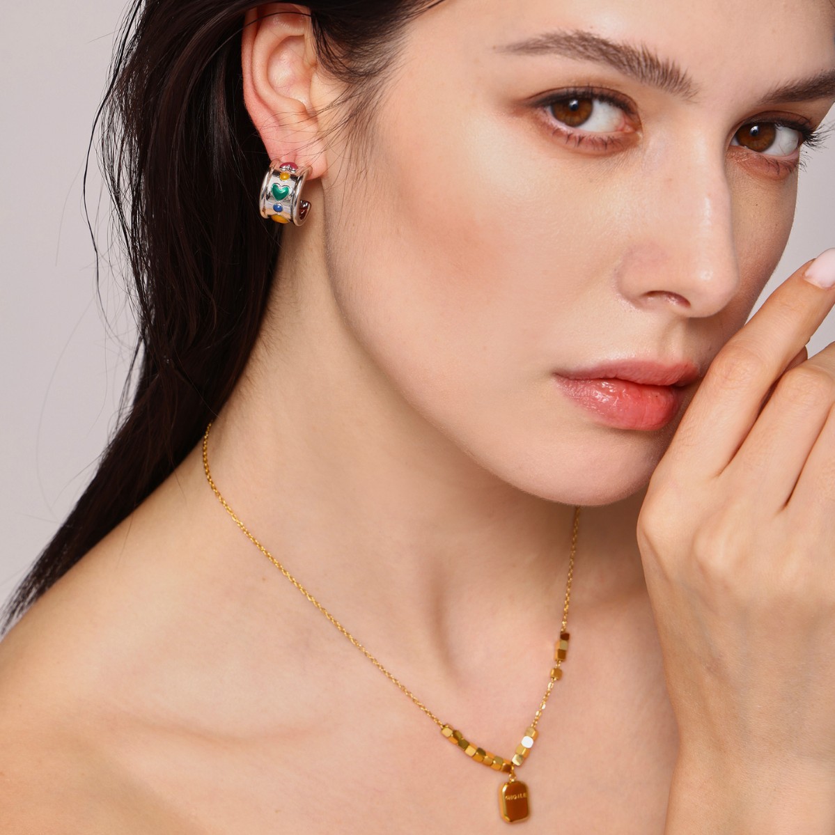 C-C amor amplio aretes instiguado nuevo estilo cuadrado logotipo colgante collar de acero titanio combinación de tendencia