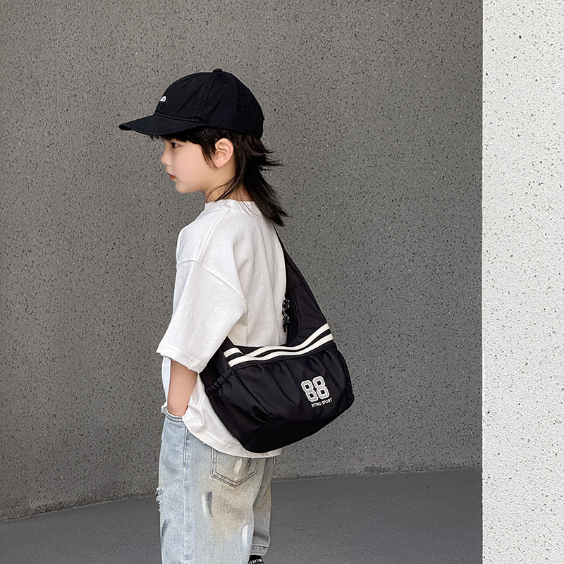 Versión coreana del bolso de hombro para niños y niñas de moda, bolso de mensajero para niños de gran capacidad digital de estilo occidental, bolso de niños a rayas de moda