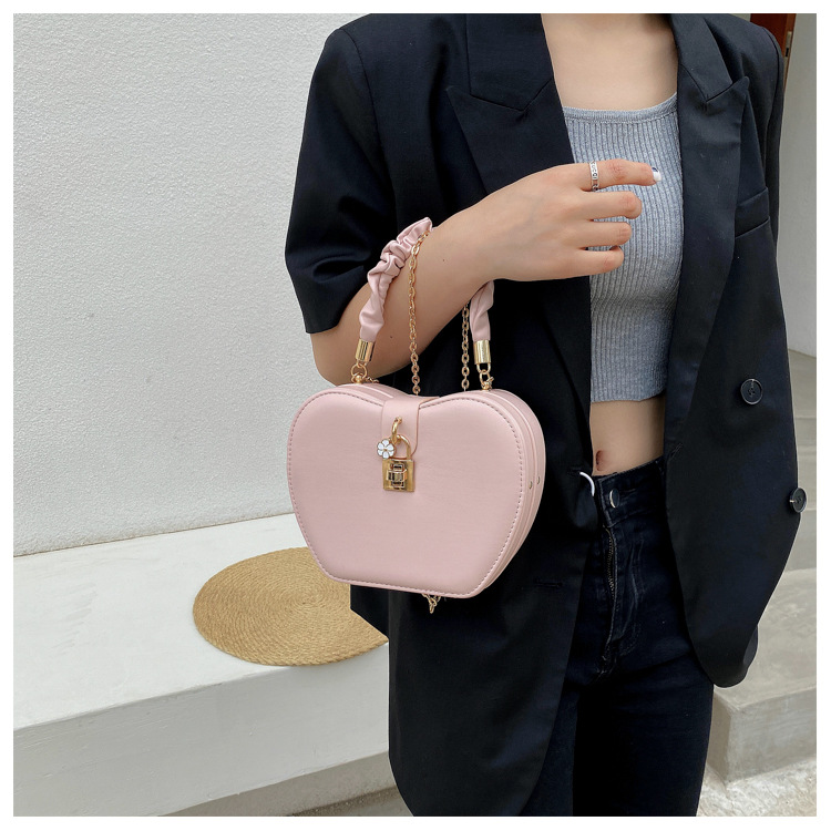 Fashion Portable Messenger Chain Bag display picture 10