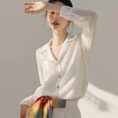 2024春のフランス式の高級感のある白い長袖のシャツの女性のデザイン感の小さい大衆の職業のシャツの中で襟の上着を掛けます。