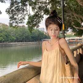 2026年夏季女装别致上衣茶系穿搭慵懒风细肩渐变色吊带小背心
