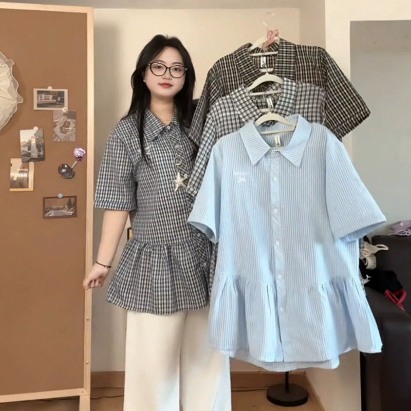 Женская рубашка в клетку с вышивкой в ​​стиле преппи больших размеров, лето 2025, новый стиль, закрывающий живот, топ с короткими рукавами и рюшами