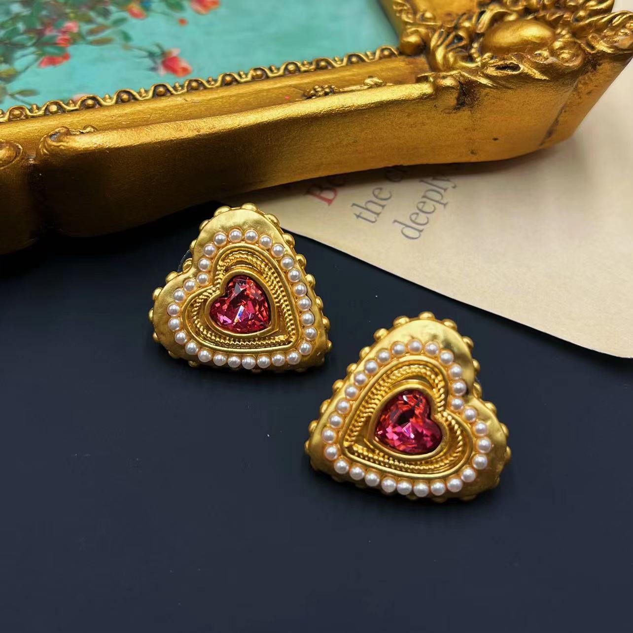 1 Pair Retro Heart Shape Inlay Alloy Rhinestones Pearl Ear Studs display picture 2