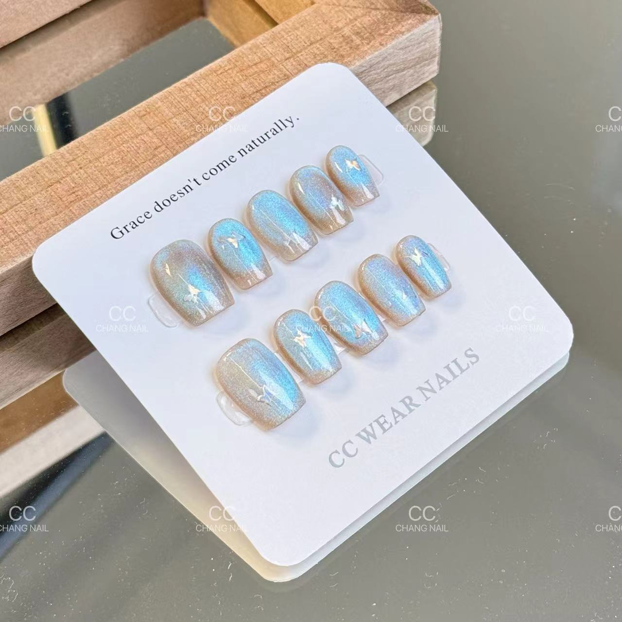 [Perlas] El ojo de gato está hecho a mano, el temperamento de la uña es suave y blanco, y el parche de manicura de fototerapia con diamantes está terminado.