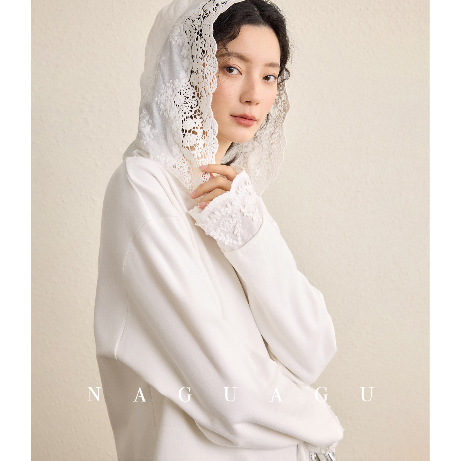 南瓜谷百搭蕾丝T系列~白色圆领蕾丝拼接长袖女/连帽磨毛T恤打底衫