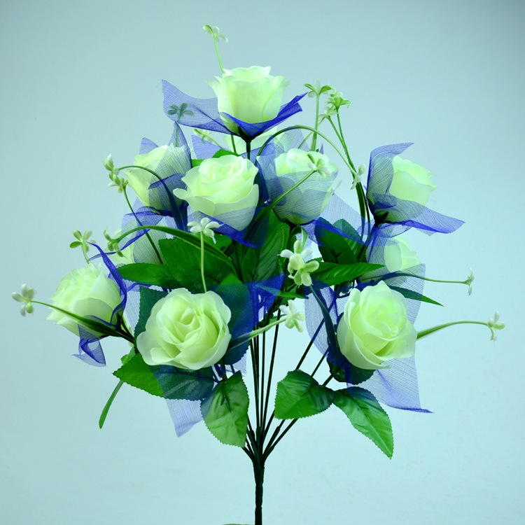 Fabricante de flores artificiales, venta al por mayor de rosas artificiales con doce cabezas, hierba estrella con gasa, rosas pavo real, flores de seda, ramos de flores artificiales.