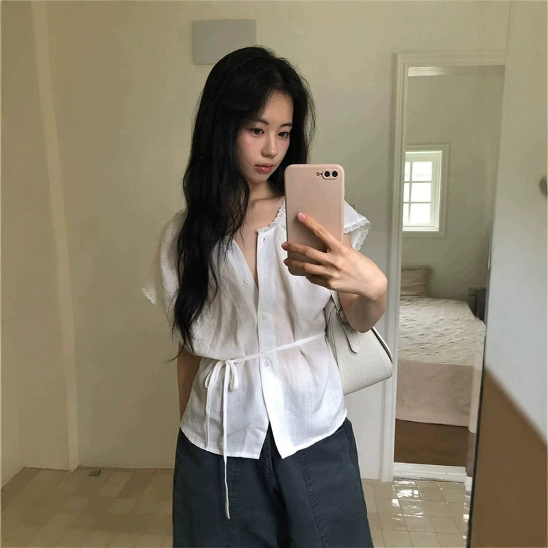 The Same Lace-Trimmed Tie-Front Short-Sleeve Shirt as Worn by Baby Jiang, a Versatile Korean Designer Women's Top The Same Lace-Trimmed Tie-Front Short-Sleeve Shirt as Worn by Baby Jiang, a Versatile Korean Designer Women's Top