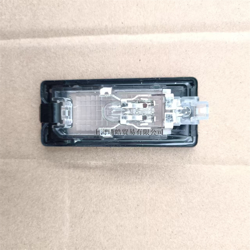16D943021 is applicable to Volkswagen's new Passat new Lang Yilang line Sagitar Ming Rui Bora rear bar rear license plate lamp