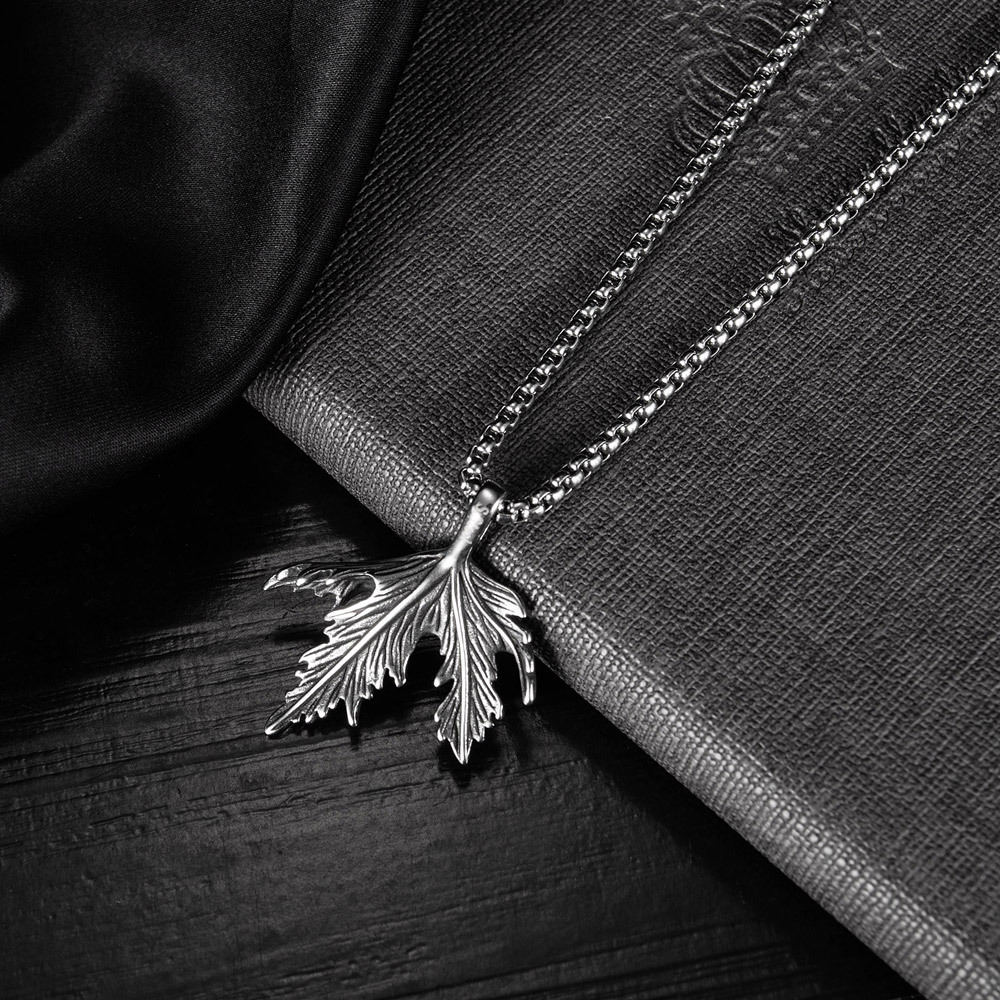 Collier En Acier Titane À La Mode Maple Leaf display picture 5