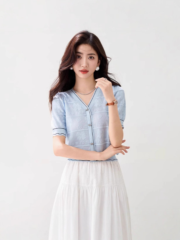 Áo thun nữ tay ngắn cổ chữ V họa tiết Jacquard chất liệu Ice Silk mềm mại — màu thiên thanh