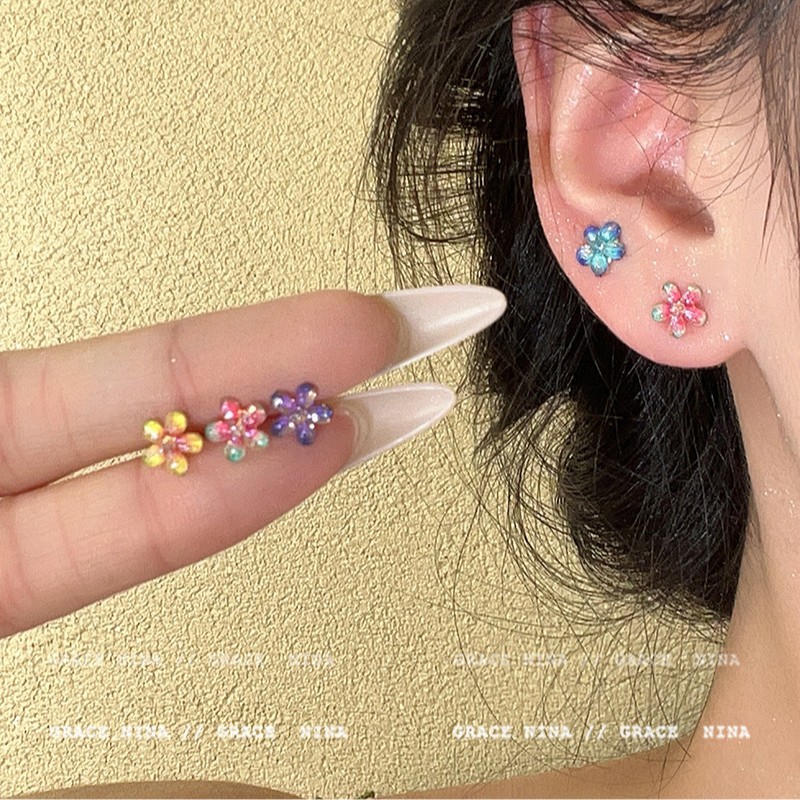 Super Fairy Gradiente Atmósfera Flores Pequeños Pendientes Moda femenina Temperamento Todo fósforo Sentido de alta gama Pendientes de primavera y verano Accesorios para orejas