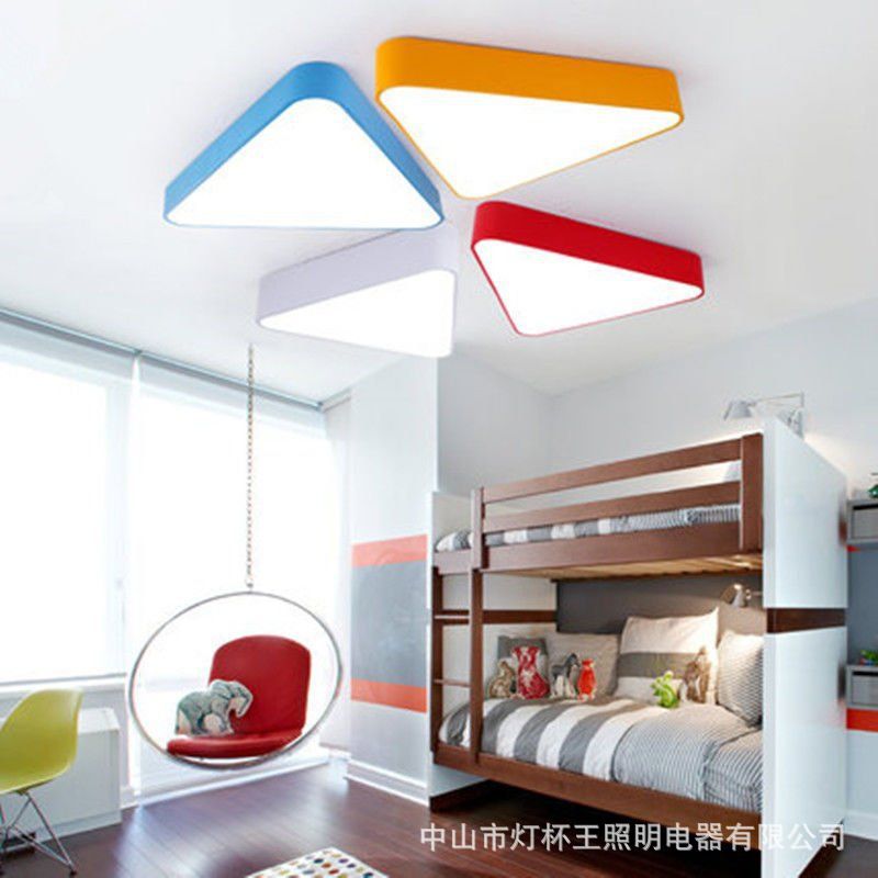 Jardín de infantes lámpara de techo LED triángulo sólido sala de aula institución de capacitación de educación temprana creativa color lámpara de forma especial