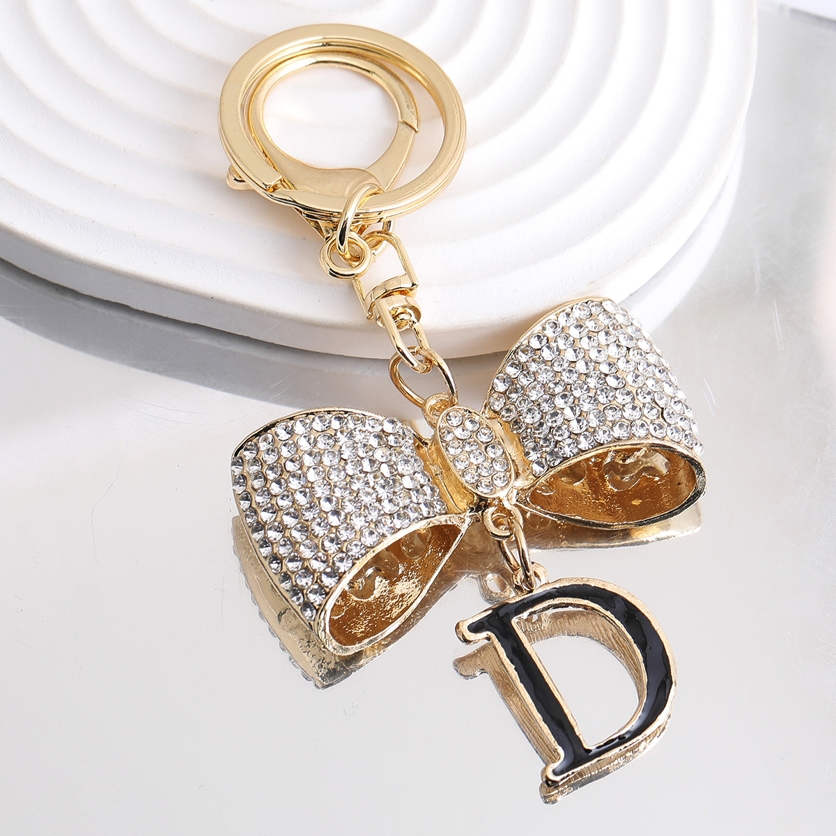 Lyxig vintage d-bokstav nyckelring med diamantrosett_voghion.com